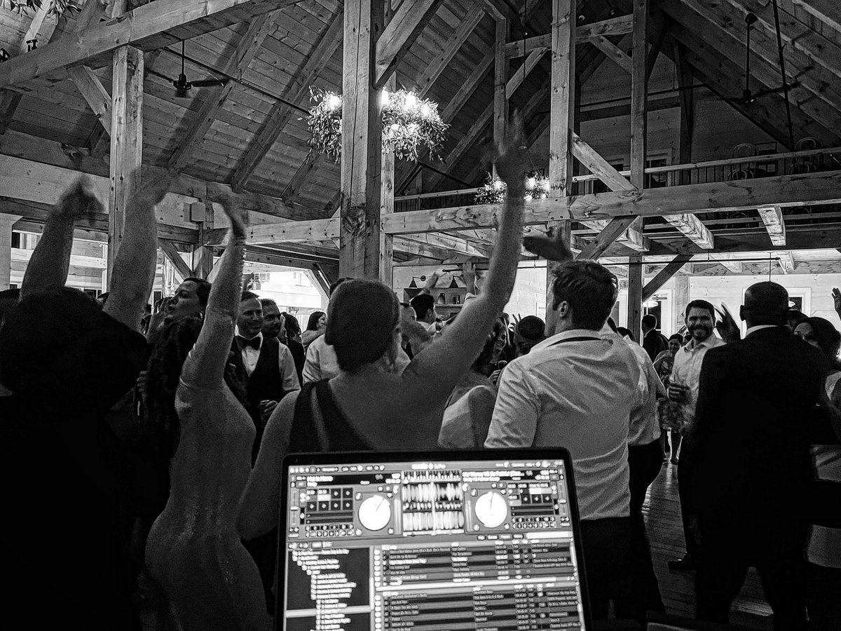 bme4you's tweet image. Really cool wedding reception over the weekend in Vermont. We’re definitely now hooked on barn weddings. Was able to play songs from the 60s-2010s during our three hour set. #goodvibes

Event. With. Us!
#TheBigManEntertainmentGroup