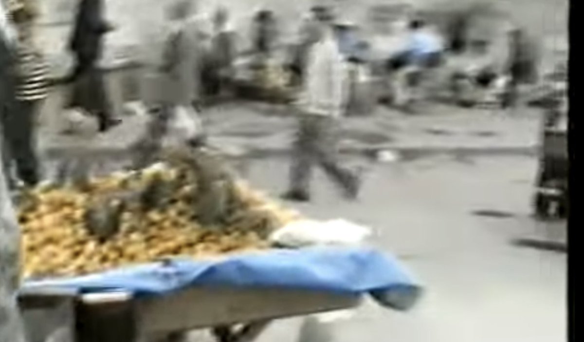 10yaş büyüğüm olan abim 15-16 yaşlarnda İst.Eminönü’nde babamın manav dükkanından el arabasına yüklediği portakallarla maç zamanı İnönü Stadı çevresine giderdi. Maç sonrası da yorgun ve hararetli oyunculara iyi portakal satarım ümidiyle futbolcuların çıkış kapısında olurdum diyor