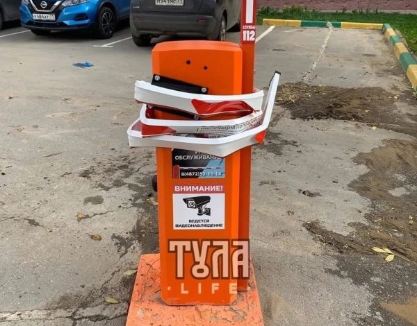 newstula's tweet photo. "Развлекался как мог": в Туле на улице Кутузова прохожий голыми руками закрутил шлагбаум
https://t.co/gC2iXml6Fn 

Мужчина внезапно испытал личную неприязнь к шлагбауму. Он решил закрутить его на опору. После проделанной работы неизвестный скрылся. Однако, его поступок попал н... https://t.co/eeoEJFa8RZ