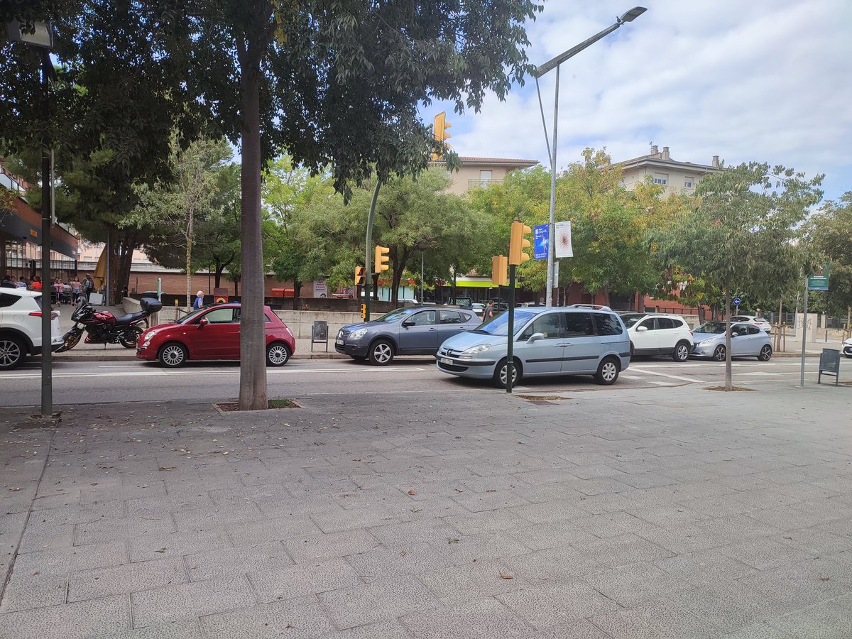 perecaravaca's tweet photo. Utilitats del carril bici:  ara mateix , 10 cotxes al damunt . Es el que es diu impunitat. I encara et miren malament si dius alguna cosa.   
@pmgirona
@girona_cat https://t.co/q4UnbIsfvm