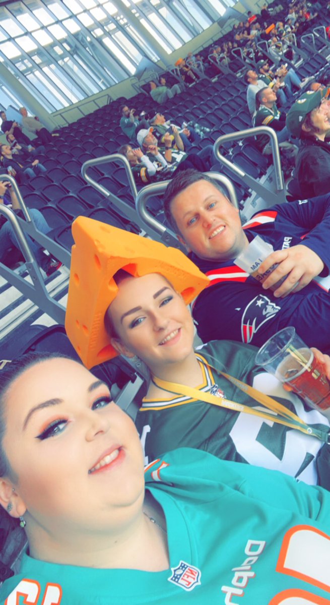 Let’s take a Cheesy Selfie! #GoPackGo <a href="/packers/">Green Bay Packers</a> <a href="/NFLUK/">NFL fan in the UK</a> #cheeseheads <a href="/AaronRodgers12/">Aaron Rodgers</a> #aaronrodgers12 #NFLLondon <a href="/NFL/">NFL</a>