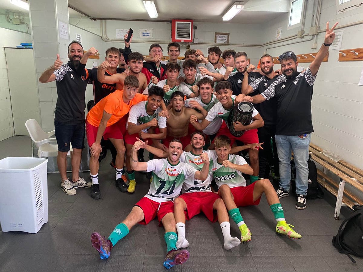 EscuelaTrival's tweet photo. 📸 El Juvenil Nacional nunca se rinde y hoy lo demostró de principio a fin 💥.

El #Trival gana 1️⃣-0️⃣ al Atlético de Pinto. https://t.co/RHHQx9Bvak