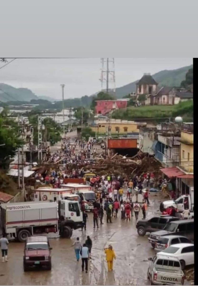 pedroluisflores's tweet photo. Domingo #9Octubre Comienzan a llegar las primeras fotos con luz del día de la devastación causada por las lluvias anoche en Las Tejerías estado Aragua: https://t.co/QeaHNxvJz2