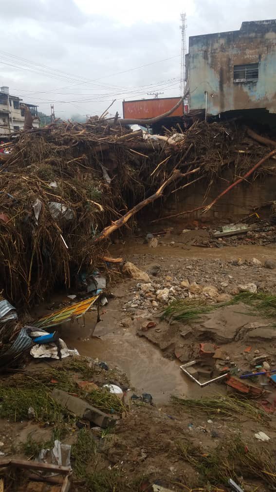 pedroluisflores's tweet photo. Domingo #9Octubre Comienzan a llegar las primeras fotos con luz del día de la devastación causada por las lluvias anoche en Las Tejerías estado Aragua: https://t.co/QeaHNxvJz2