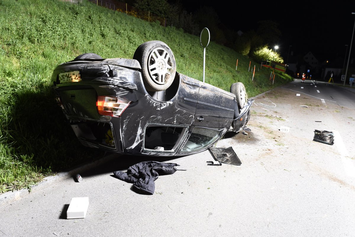 KapoZuerich's tweet photo. Benken: Fünf Jugendliche nach Raserfahrt verunfallt und verletzt

Die KapoZH hat am späten Samstagabend fünf Jugendliche verhaftet, die sich mit einem Personenwagen einer Kontrolle entzogen haben und verunfallt sind.
https://t.co/B2mItgQH9d

#KantonspolizeiZürich #Benken https://t.co/lnZSFmQxOk