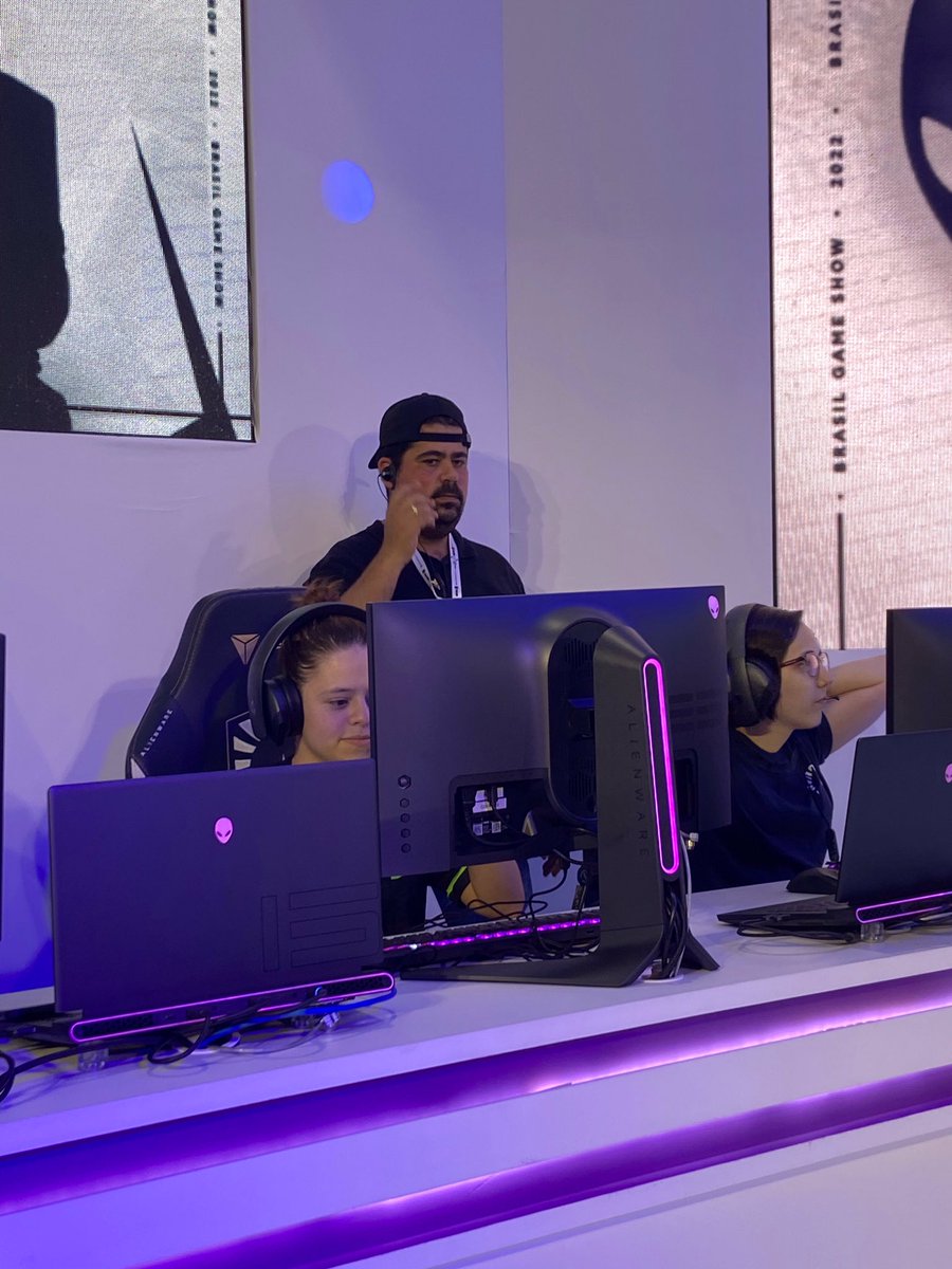 kriskler's tweet photo. Joguei Valorant ao lado da @nat1fps na Brasil Game Show em São Paulo e foi uma experiência muito gostosa e marcante! Obrigada pela gentileza e simpatia! E sempre bom jogar contra o @frtfps que morreu pra mim tentando girar de Jett mas me matou na faca depois 🫠 https://t.co/RMdK6yUb2o