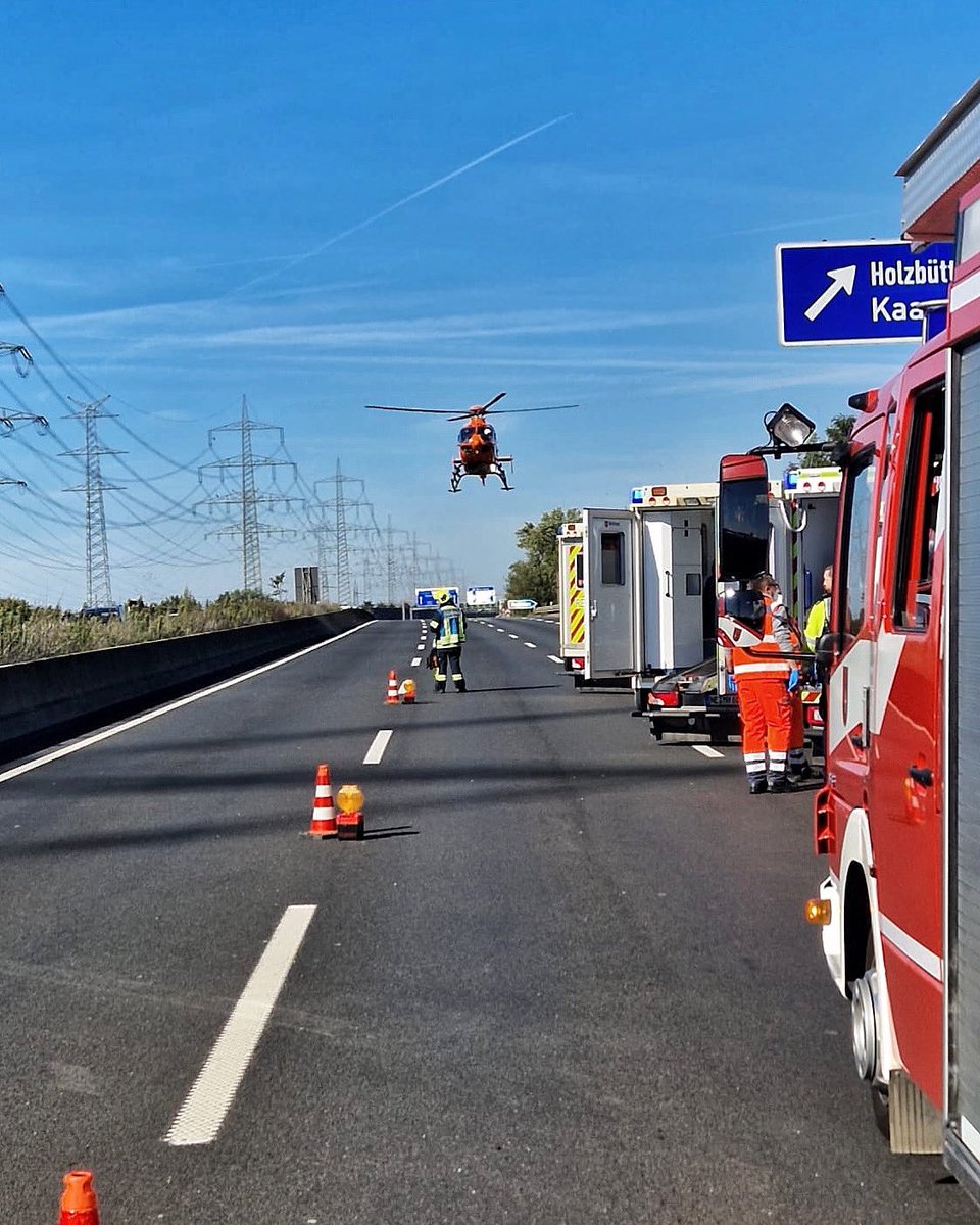 #AKTUELL: Verkehrsunfall auf der A57 | Fahrbahn gesperrt ⛔️

➡️ Die Autobahn A57 ist zur Stunde in Fahrtrichtung Krefeld auf Höhe der Anschlussstelle Holzbüttgen voll gesperrt. Dort ereignete sich ein Verkehrsunfall mit 6 Fahrzeugen und insgesamt 4 verletzten Personen.