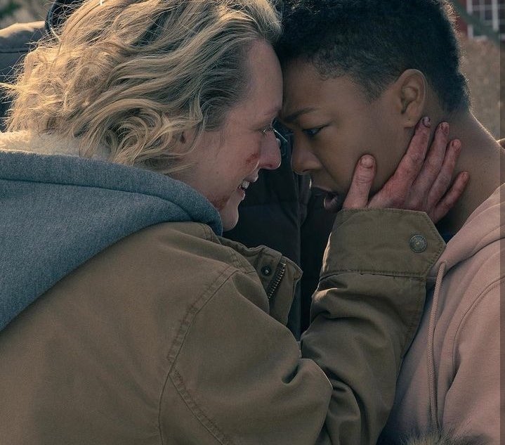handmaidstalebr's tweet photo. No 1º episódio temos a continuação da cena que a June chega em casa depois do assassinato do Fred e ela está completamente eufórica. Ao longo do episódio, ela vai ficando mais suja de sangue e não consegue se limpar. #HandmaidsTale https://t.co/SYCVtyZVqk