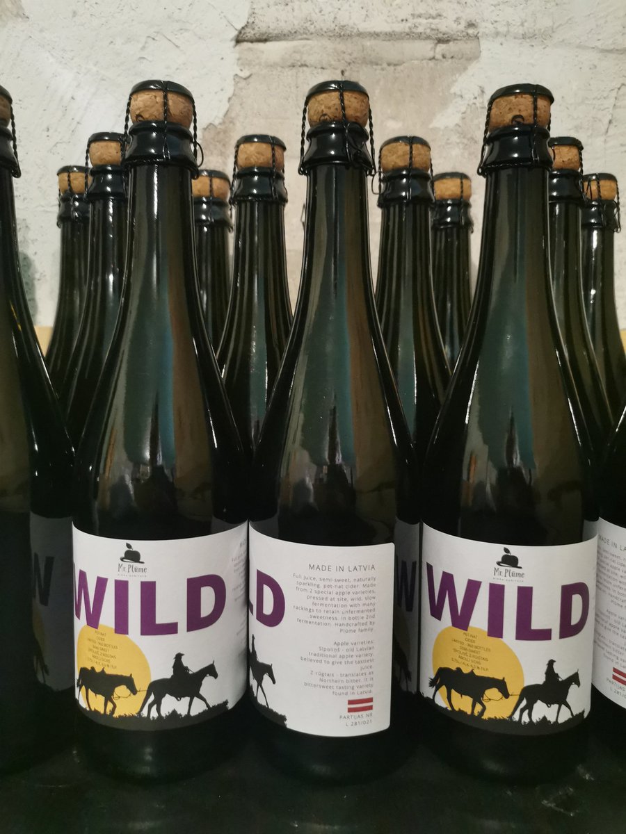 Vinotava's tweet photo. Austrijas stila augļainais un aromātiskais sidrs bez burbuļiem. Un "pet nat" (dabīgi dzirkstošs), ar savvaļas raugu raudzēts "Sīpoliņa' un 'Ziemeļu rūgtā' šķirņu kupāžas sidrs ar dūmakainu kūtsgala aromātu. Izcili ēdienu sidri no @PlumeMr. #SidraCeļš https://t.co/Y7zOrrUPvV