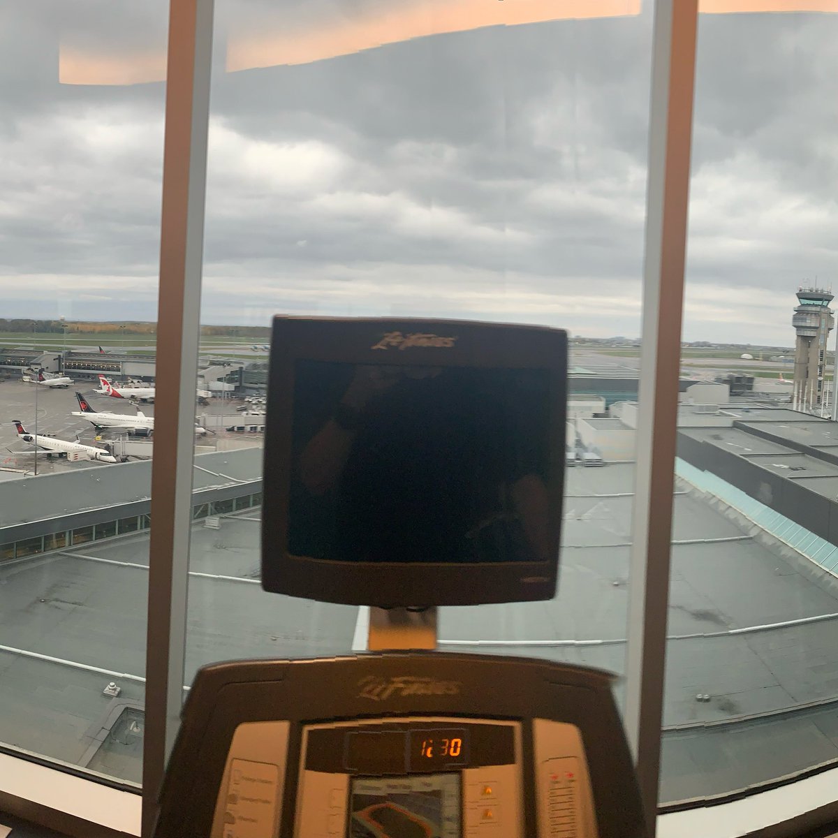 makomichael's tweet photo. Good luck and have fun to my friends running Chicago. Cheering you on from an Airport Treadmill in Montreal. #Runner #Running #Treadmill #RunMontreal https://t.co/76Yc9ZwTmc