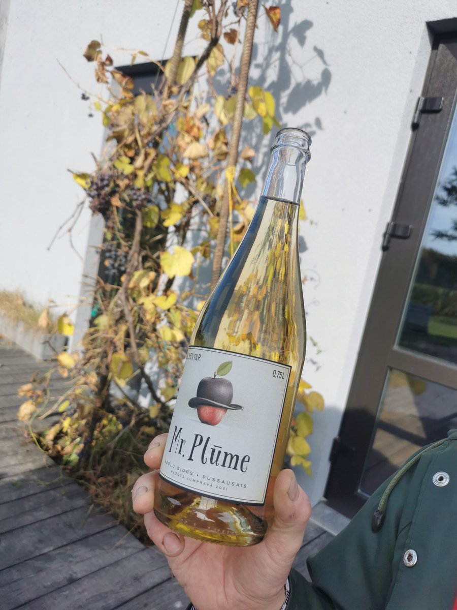 Vinotava's tweet photo. Austrijas stila augļainais un aromātiskais sidrs bez burbuļiem. Un "pet nat" (dabīgi dzirkstošs), ar savvaļas raugu raudzēts "Sīpoliņa' un 'Ziemeļu rūgtā' šķirņu kupāžas sidrs ar dūmakainu kūtsgala aromātu. Izcili ēdienu sidri no @PlumeMr. #SidraCeļš https://t.co/Y7zOrrUPvV