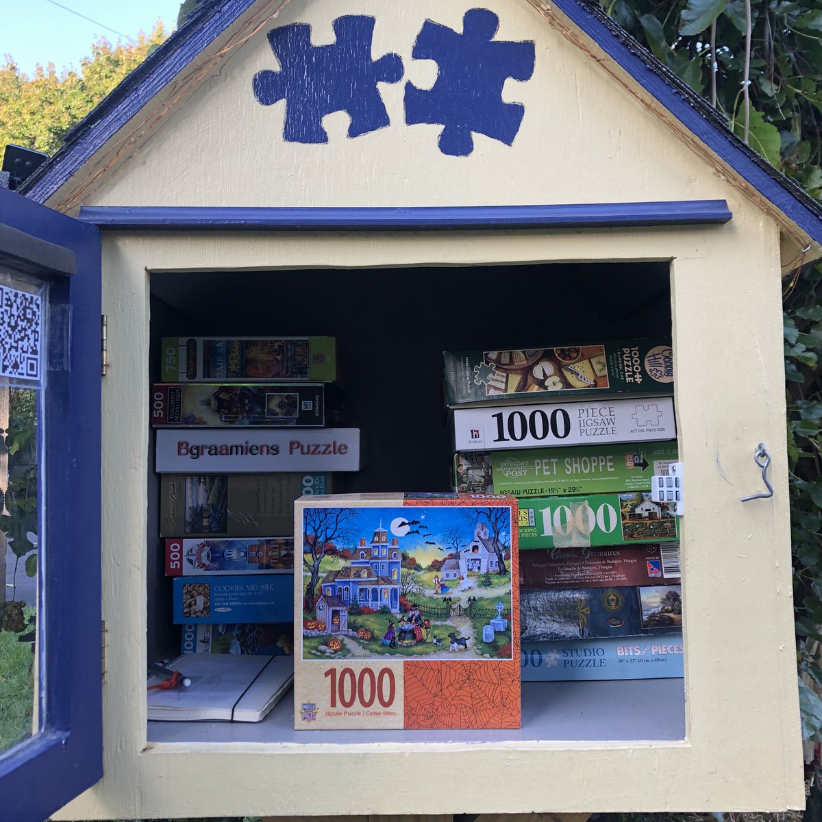 puzzleck1's tweet photo. Happy Halloween! This one was certainly tricker than it looks but still very fun! ๐ @ltlfreelibrary #puzzlelibrary #puzzle #littlefreelibrary #rochesterny #rocpuzzles #penfieldny #brightonny #roc @MasterPiecesToy https://t.co/ZudZlYkarA