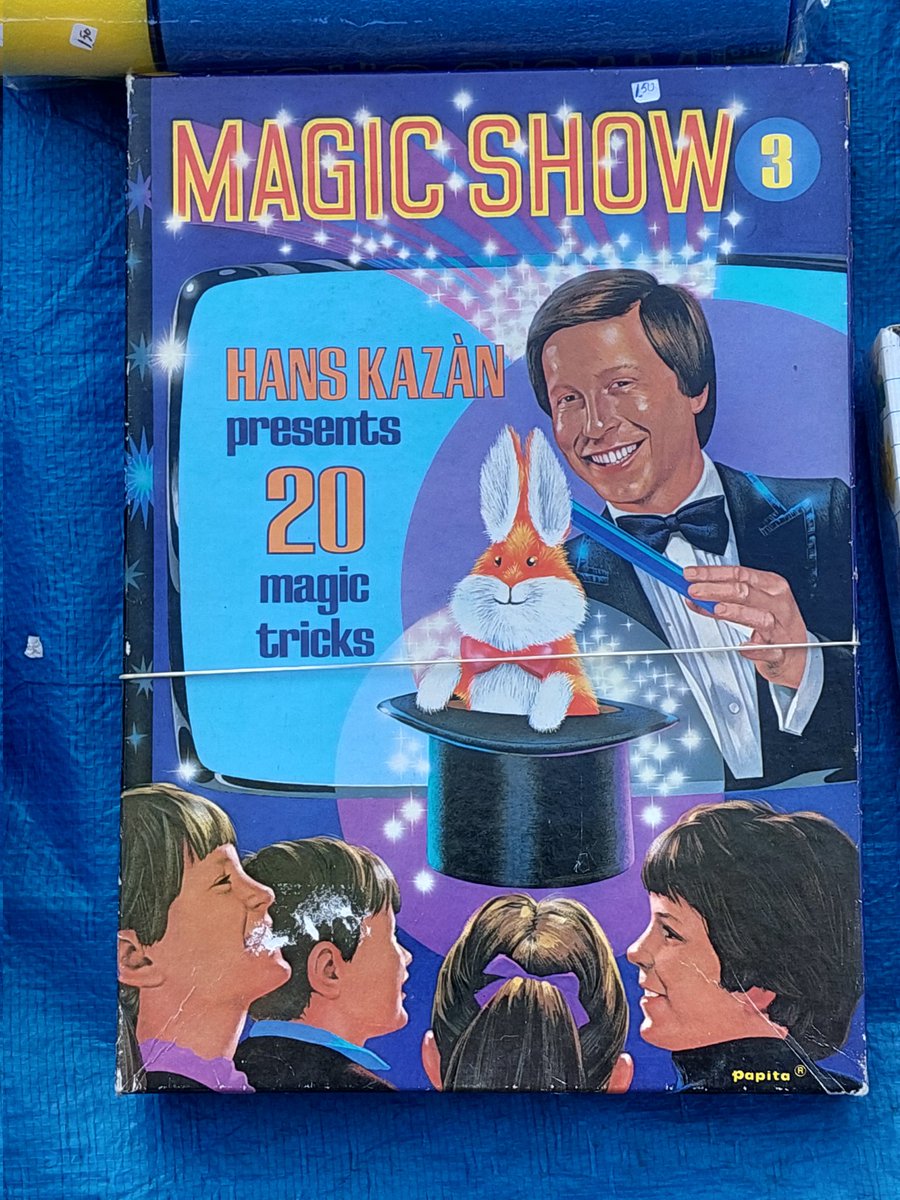 Wat is toeval toch schitterend. Op de vlooienmarkt in Zeist lag deze trukendoos met heerlijk portret van Hans Kazàn erop. Wie komen we niet veel later even verderop tegen? Juist, Hans Kazàn! Als dat geen magic is.