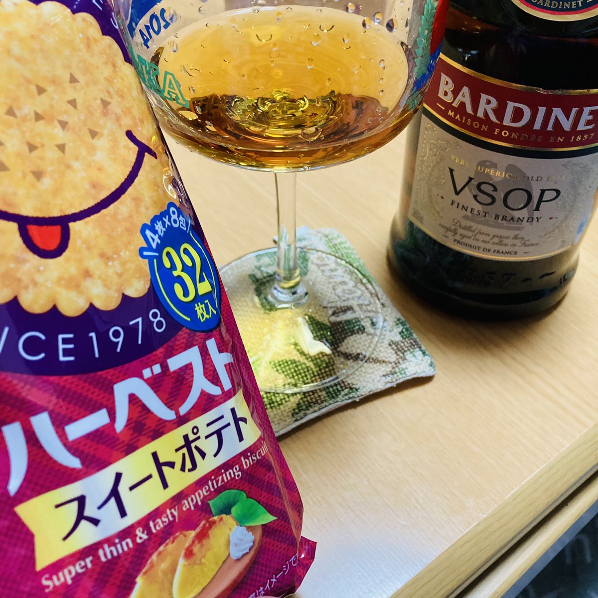 kotarocraftbeer's tweet photo. 最終的にブランデーで締める😎
例の「#BARDINET」は相変わらず慣れない味だけど、【〆の一杯】と思って注ぐとなんだか美味しく感じる!?
今日はさすがに酔いました😇
明日は休肝日の予定!(未定)
#ブランデー
#VSOP https://t.co/PWsF90517v