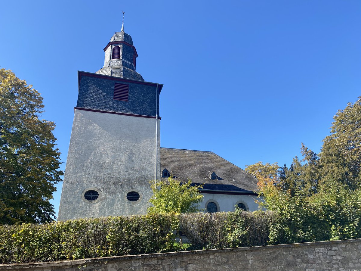 RheinWanderer's tweet photo. #Wandern an der #Nahe: ☀️ @DerEntspannende Frank + ich 🚶🏼‍♂️🚶🏻‍♂️ machen gerade eine #Wanderung auf dem #Weinwanderweg 🍇 von #Staudernheim nach #Monzingen. Beeindruckend die Kirche in #Nußbaum (Foto). 😃 Mehr Fotos + Infos bald hier: https://t.co/uJ2eDAZjBY #Bloggerwandern #RLPerleben https://t.co/rWBuaRUenq