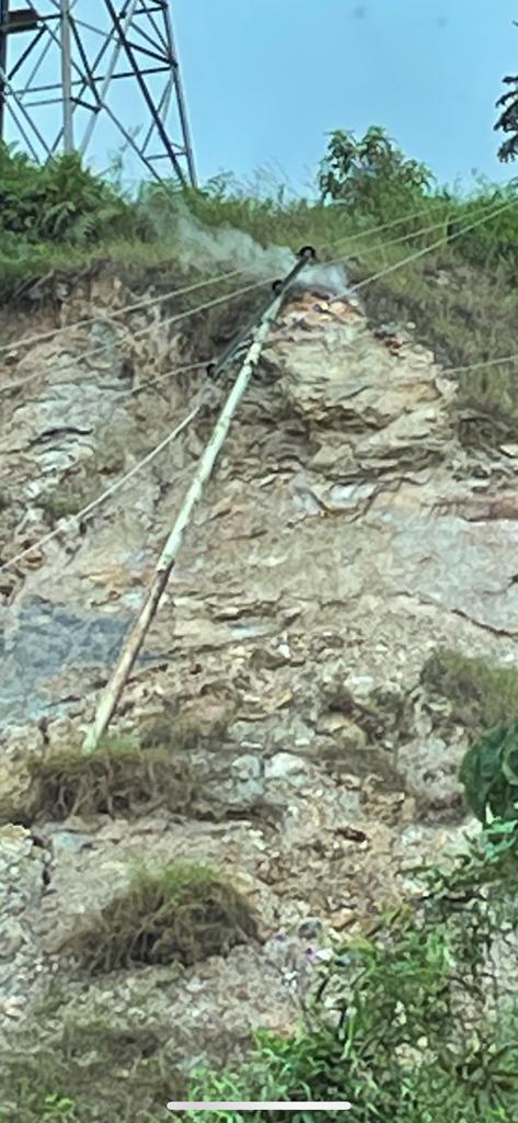 asonaranjos2022's tweet photo. Señores @CorpoelecInfo este poste se ha Sido reportado en reiteradas oportunidades entre El cigarral y la Escondida....#Muerteanunciada #yasucedió #secayó
#sosLosNaranjos
@CorpoelecMiran @salaelectrica @AlcaldiaBaruta @NestorLReverol @ServiciosEH https://t.co/PoedTA6vFZ