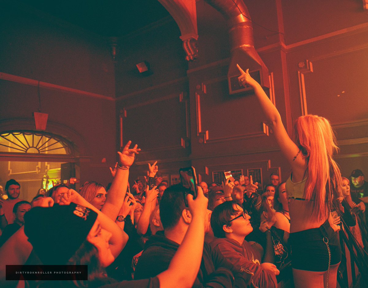 A great show from a true ARTIST on Friday night as the incredible @DelilahBon_ and her band/crowd of riot grrrls hit @ArtsClubHQ for the closing night of their UK tour w/ guests <a href="/BronnieMusic/">BRONNIE</a> &amp; <a href="/AndMonarchy/">MilkMaiden</a>. Big love to everyone in that beautiful crowd -x-

📸 <a href="/dirtyroknroller/">Fi 📷</a>