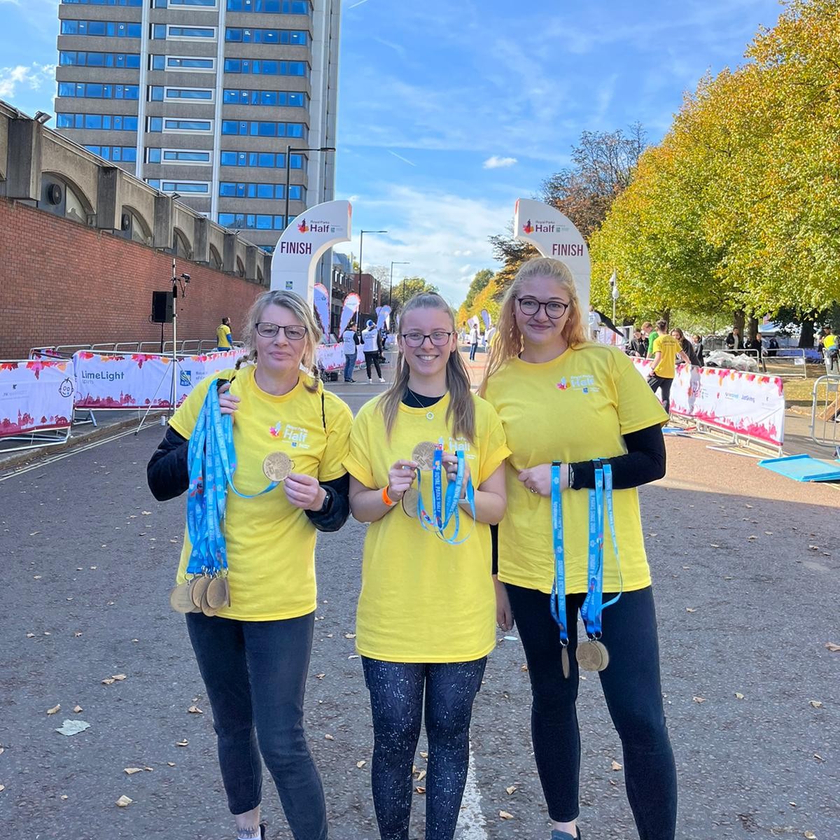 RoyalParksHalf's tweet photo. Shout out to our amazing volunteers who are supporting runners and their spectators on the route, at drinks stations, in the event village and everywhere in between to make sure everyone has a fantastic and safe day! We couldn't do it without them 👏 #RoyalParksHalf #RunWithUs https://t.co/AwbJIYAA1q