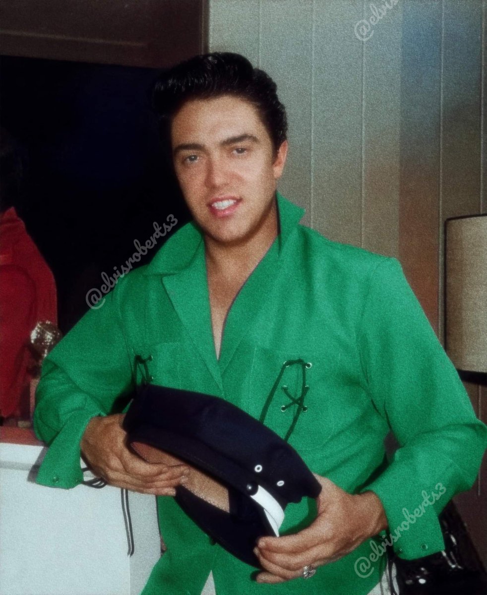 elvisroberts3's tweet photo. Re-enacting a great photo of #ElvisPresley https://t.co/bQD0isAOWI
