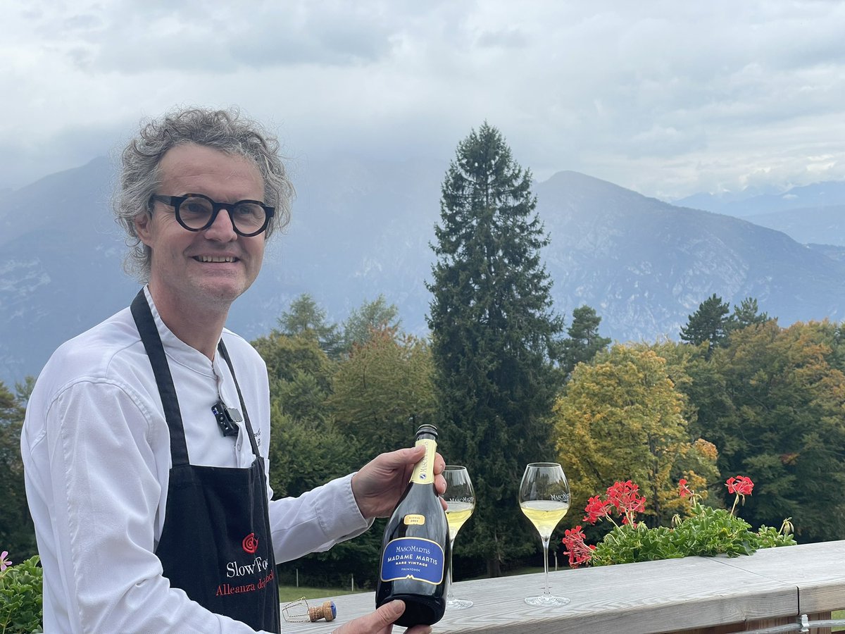 I viaggi per distretti di grandi #territori del #vino, in questo caso “#bollicinedimontagna” (@TrentoDoc), ci fanno conoscere #eccellenze assolute: uno dei luoghi più belli di #Trento, a 1.080 metri, #RifugioMaranza (#chef #PaoloBetto: “creiamo i vostri #piatti #giornopergiorno”)