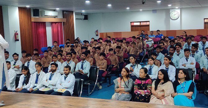 RSC_Dehradun's tweet photo. 7th lecture under Uttarakhand@25 lecture series organized by RSC 

Under its Uttarakhand@25 lecture series, RSC Dehradun organized an interactive lecture of Dr Reena Pant on 8th October, 2022. Dr Pant, an acclaimed educationist delivered her lecture on theme "Let's Talk Science". https://t.co/1XeQ38wnjC