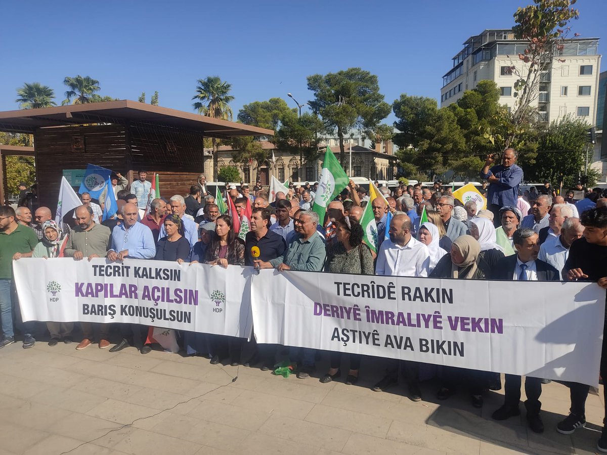 AjansUrfa's tweet photo. Urfa'da göstericiler polise direnince arbede yaşandı
https://t.co/yoaDJvDbOn
#sanliurfa #gosteri #eylem #polis #mudahale #gozalti #hdp #şanlıurfa https://t.co/DjnENJatGt