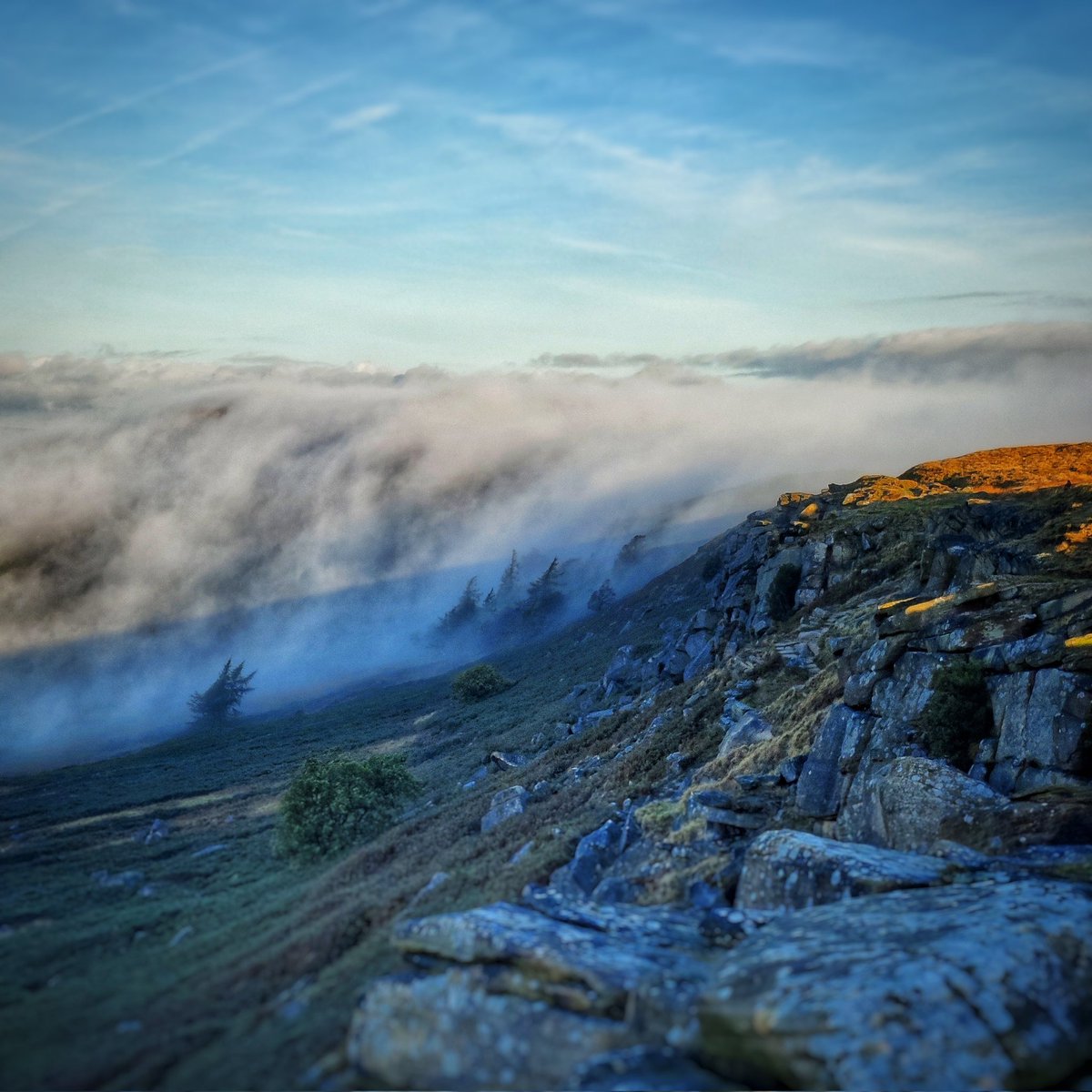 Rookie mistake this morning, as left camera bag at home for a quick walk along #stanageedge.  As had great conditions with the clouds rolling up over the edge. Quick phone shot looking towards #highnab. #peakdistrict