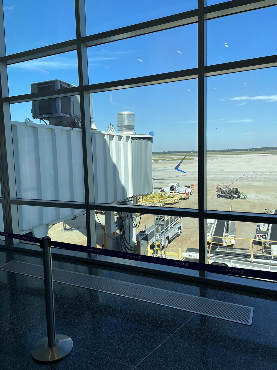 TooTallLos's tweet photo. Taking flights. Building my #Brand #rdmfshouston #rocdamic #fashionshow #htx #catchingflightsnotfeelings https://t.co/mY7gyPqdy6