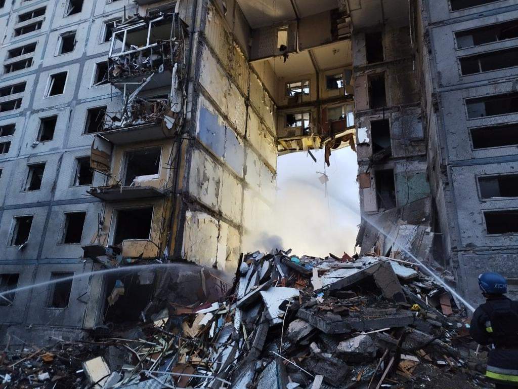 MFA_Ukraine's tweet photo. .@ZelenskyyUa: “#Ukraine never wanted this war. We are dealing with a state that doesn’t want peace.
The world must see the truth. A missile attack on the civilian population of #Zaporizhzhia destroyed residential houses, where people slept at night, lived, didn’t attack anyone.” https://t.co/q6lFSb5M1j