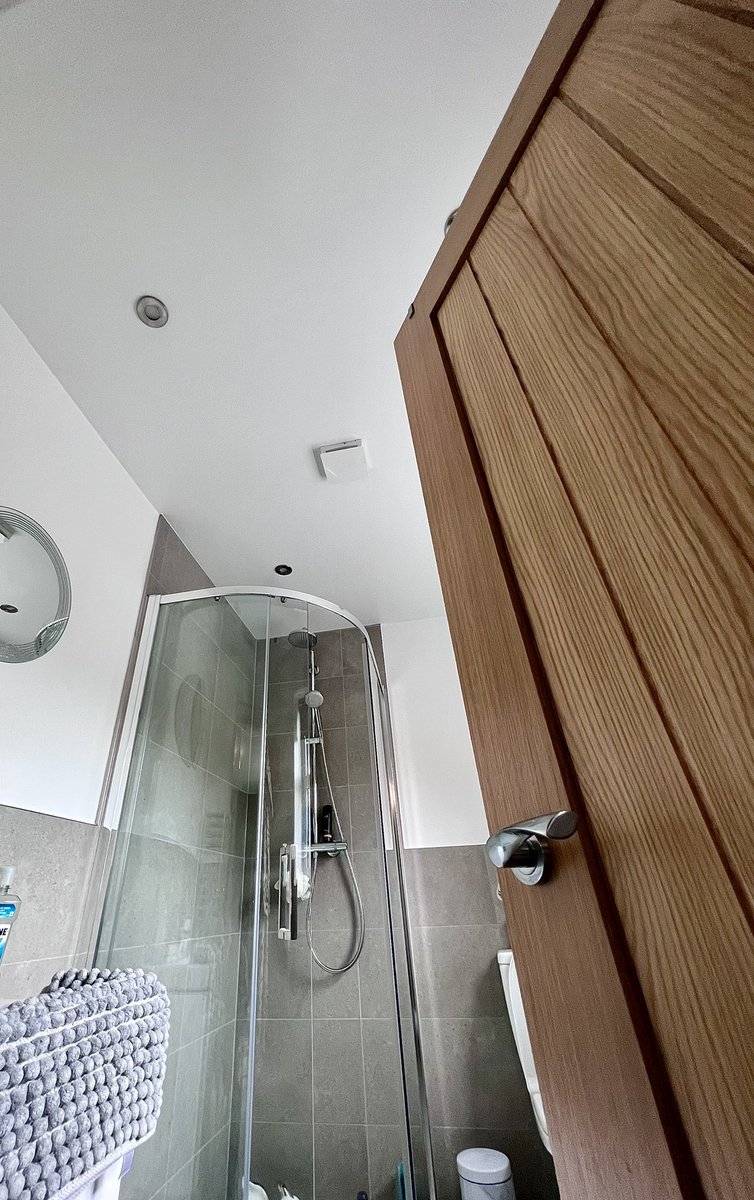 ☀️ 🍃🌳Autumnal greens 🌲 a huge colour change for our customers this week, we gave their master bedroom the indulgence that it really needs. 

😍

Walls - <a href="/isomateu/">ISOMAT</a> 
Colour 1700
Bathroom finished in — <a href="/ZinsserUK/">Zinsser UK</a> perma white 
Woodwork #bedec aqua advance eggshell