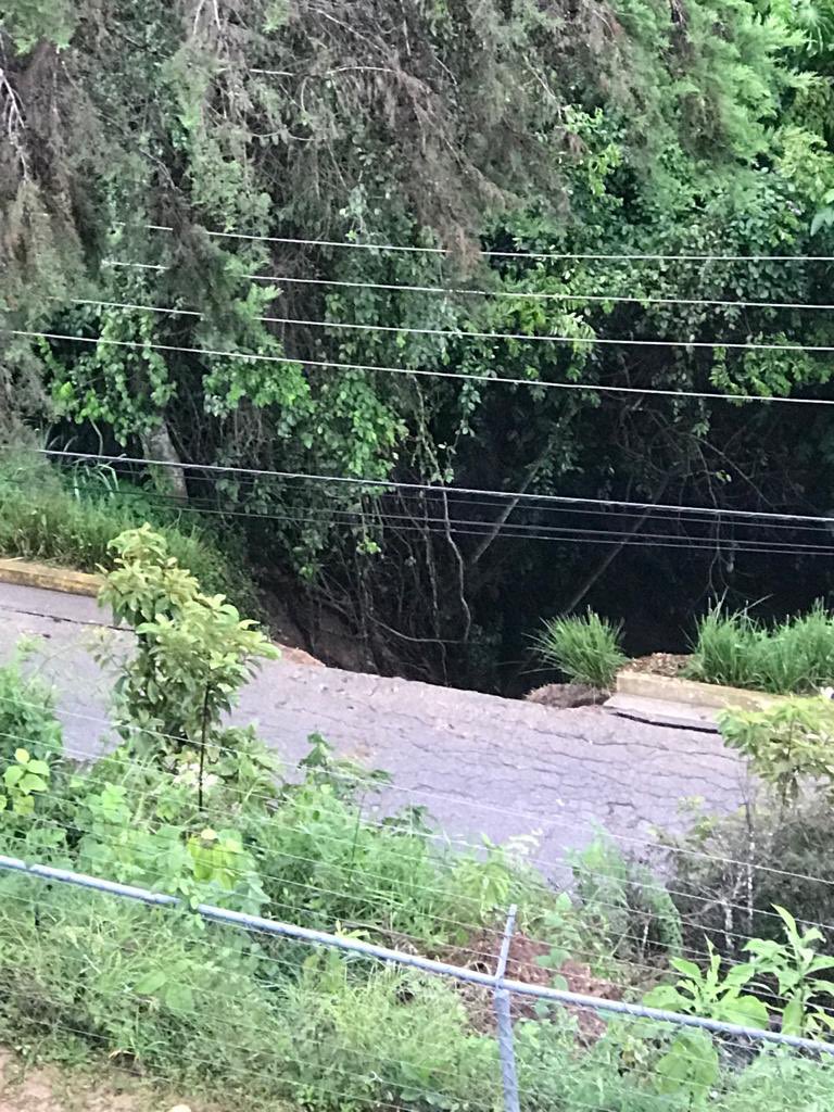Asoripotovecino's tweet photo. 72 horas continuas #SINLUZ, vecinos de Loma Larga reportan seguir sin servicio eléctrico, también se solicita apoyo para remover múltiples derrumben y piedras en la Av. Tamanaco  #SOS @CorpoelecInfo @eliasayegh @ElHatillo @NotiHatillo @BasuraHatillo @RADARHATILLO @perlalopez https://t.co/0BhImhyW95