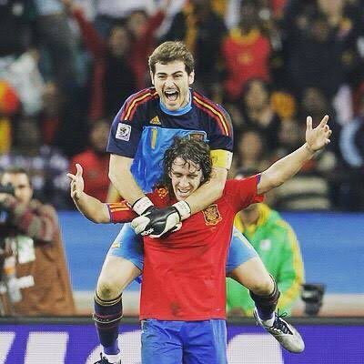 Puyol: Messi, El Classico’da 3 gol atmıştı maçtan sonra Casillas ile hotelde buluştuğumuzda bana 
-Messi bu gece canımı çok canımı yaktı üstüne sende yakmazsın dimi demişti. O an casillas’a kıyamadım sarıldık ve sadece uyuduk. (Abola)
