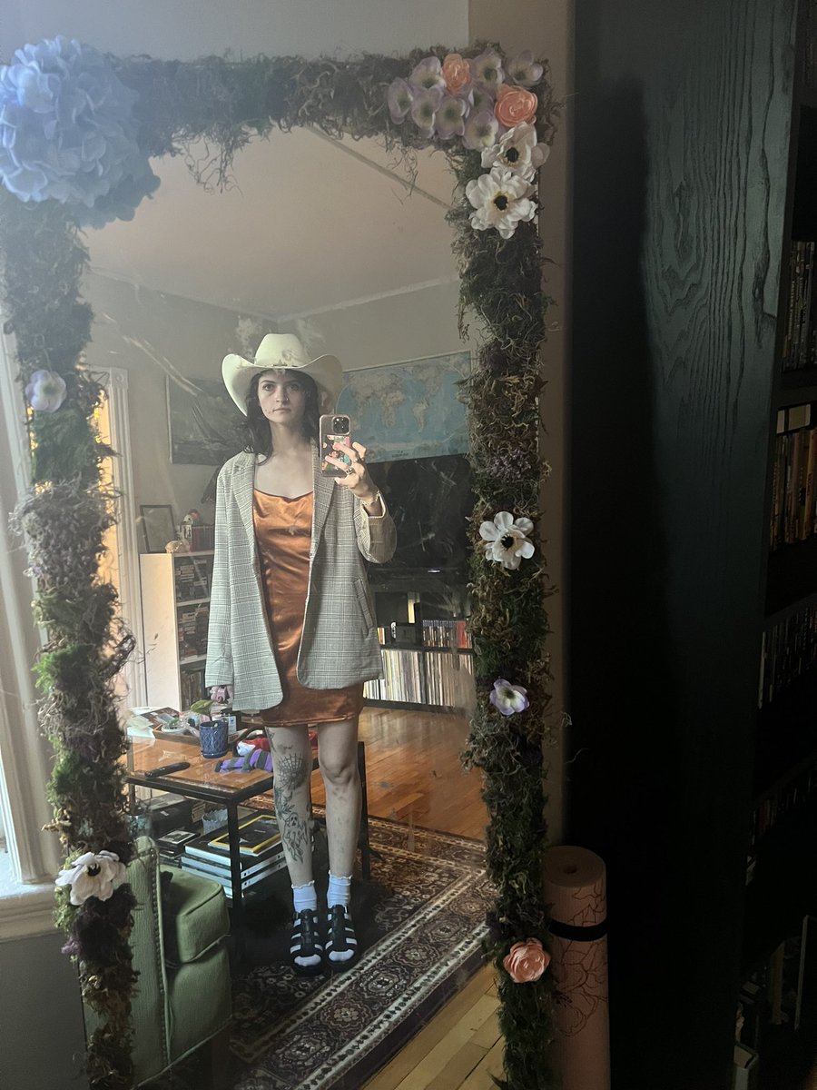 michelledamnit's tweet photo. wedding szn🫣💐🧡 https://t.co/VVNPKIin9K