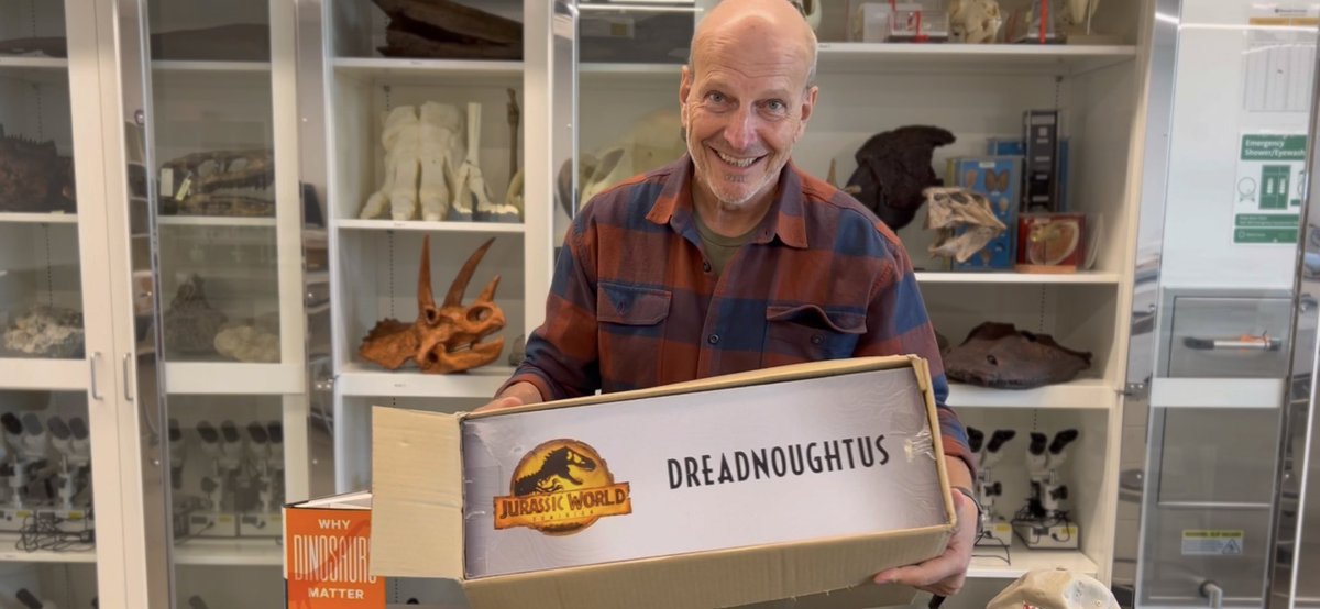 As a kid, #dinosaur toys stoked my imagination. I grew up and became a paleontologist. Now one of my discoveries—Dreadnoughtus—has become a toy. I hope many young adventurers will be inspired 🦕

Discoverer of Dreadnoughtus unboxes dinosaur toy:
[Video] youtu.be/8TJG0w0jIoA