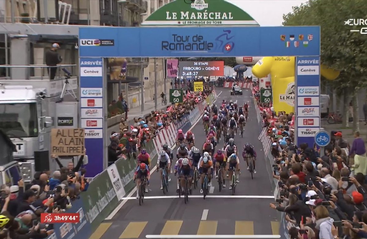 #TDRF2022 🇨🇭

The final stage comes down to a bunch sprint with <a href="/ninakessler/">Nina Kessler</a> fighting neck and neck for the win. In the end she takes fourth place 👏🏻