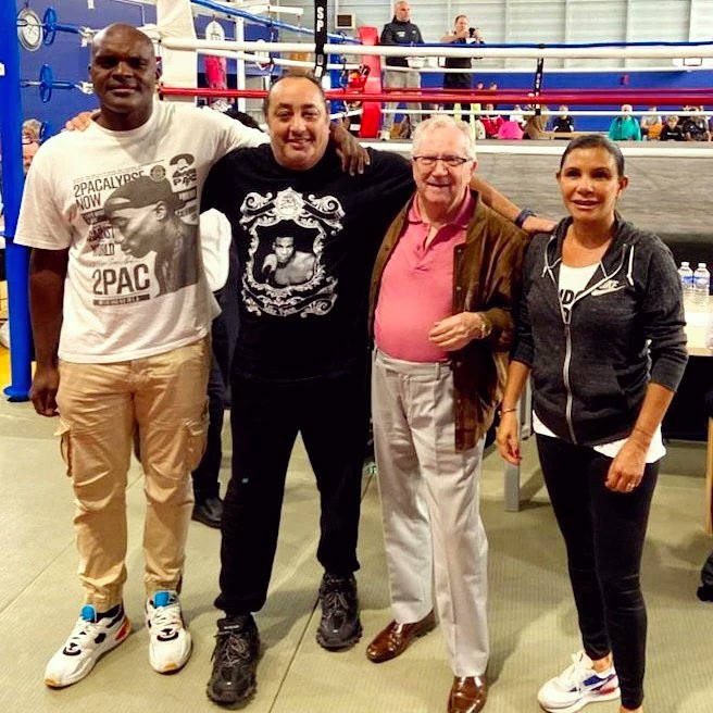 NoraPreziosi's tweet photo. Aujourd'hui, #FontVert accueille le championnat régional de #boxe.. et je ne pouvais pas rater ça!
Ravie d'y avoir revu mon ami, le champion de boxe Ali Sadok.
Bon dimanche à toutes et tous ! 🙂
PS: pour la petite anecdote, je pratiquais moi-même ce #sport dans ma jeunesse. 😉 https://t.co/rrWblTyT9m