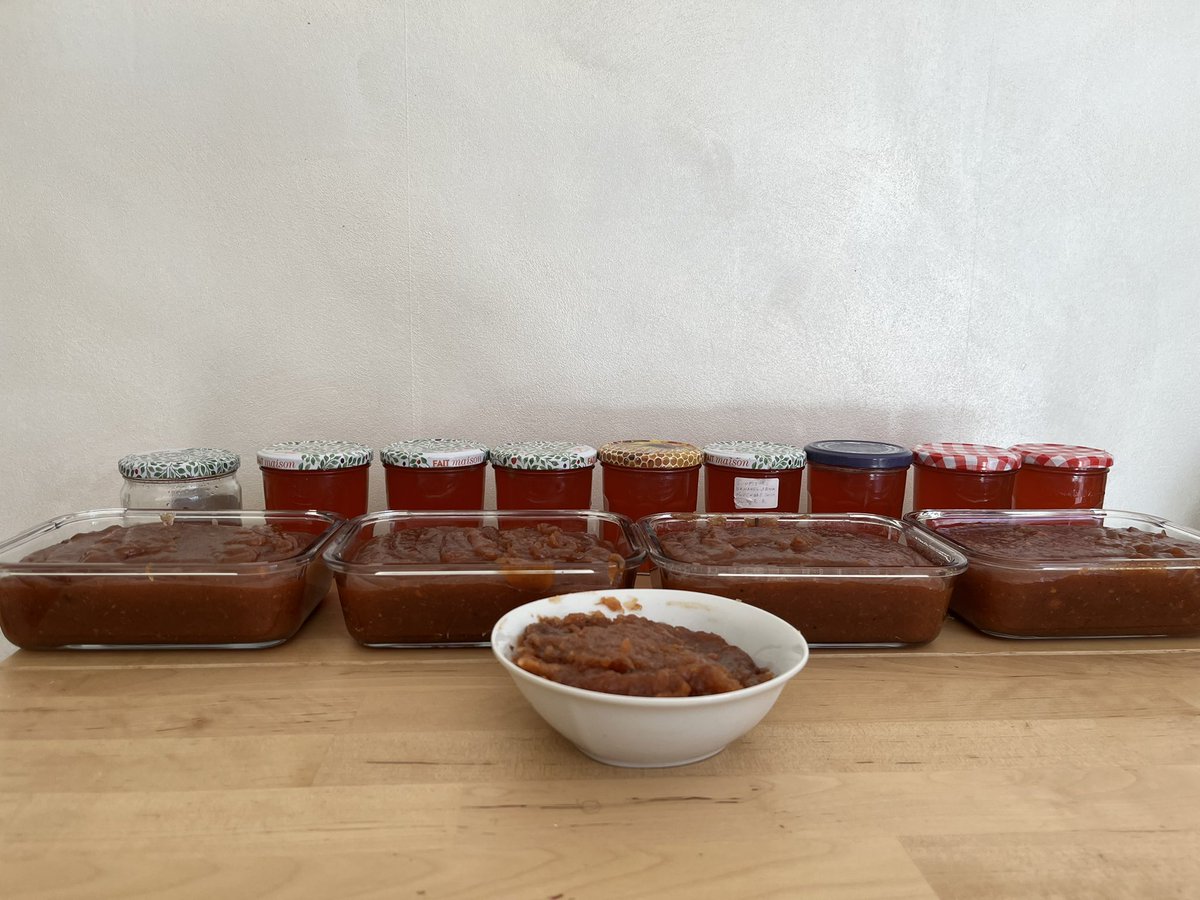 MarozzoEspa's tweet photo. My quince tree has given me a lot of fruits (6.3kg).
So with half of them, I have made lots of Quince Jelly and Quince Paste!
Look at all the food! Look at it!
#Vtuber #ENVtuber #Cooking #baking #quince #jelly #jam #fruitpaste https://t.co/2olrDhiGho