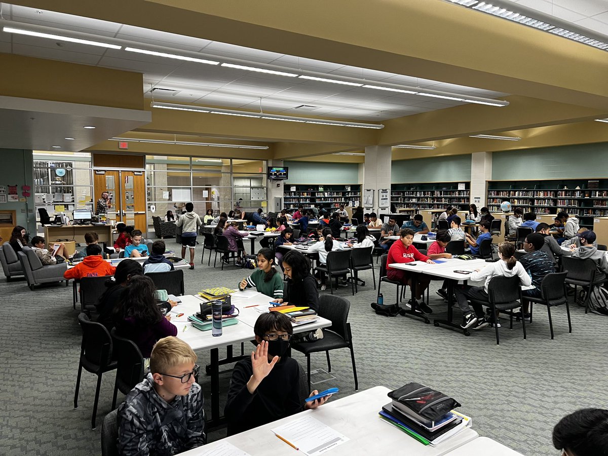 SMSwiz's tweet image. PACKED house at the first #mathcounts meeting of the year 😲Good thing it was in the library!

#OBMSmath @MrsPlayko @PlanWithChan