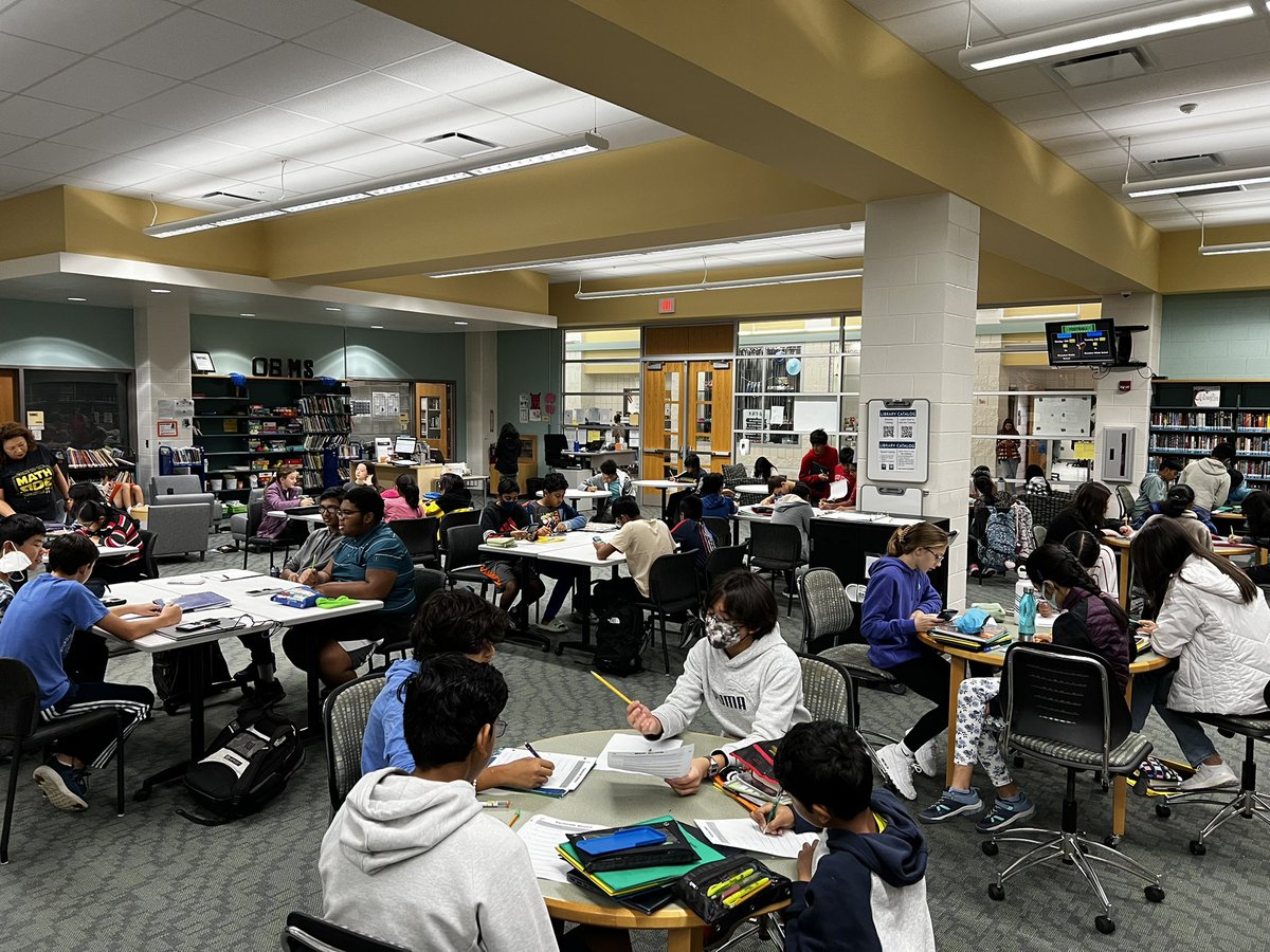 SMSwiz's tweet image. PACKED house at the first #mathcounts meeting of the year 😲Good thing it was in the library!

#OBMSmath @MrsPlayko @PlanWithChan