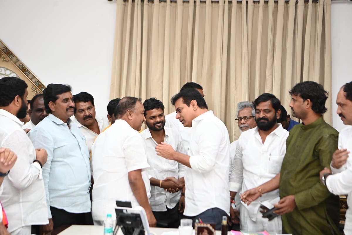 SundeepMakthala's tweet photo. కుల, మతాలకు అతీతం ఉద్యమ బంధం

"15ఏండ్ల (ఐటీ) ఉద్యమ బంధం... కానీ సందీప్ మఖ్తల ముదిరాజ్ అన్న విషయం నాకు తెలీదు": @KTRTRS

అనుకోకుండా ముదిరాజ్ సంఘ పెద్దలు మరియు కేటీఆర్ అన్న ఒకేసారి కలిసిన సందర్భంలో... https://t.co/O0ObNUmdxG