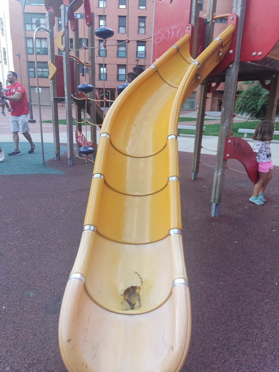 nachogomez87's tweet photo. @danidelarosa @joseramonvalle3 @Aytoburgos El estado en general de los parques infantiles de la zona es bastante malo, el mantenimiento es poner cinta americana si hay suerte, y de la limpieza pues las imágenes hablan por sí mismas, más allá de la poca educación de algún ciudadano... https://t.co/kTt44BK1Vx