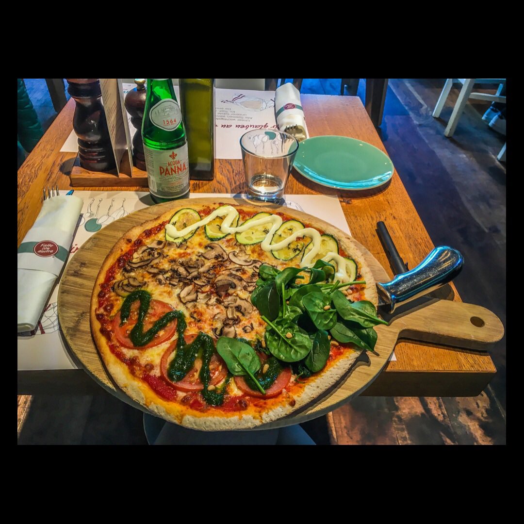 PhilineHansen's tweet photo. #philinehansen : Goditi una pizza molto gustosa nel #mamatrattoriablankenese ❤️ https://t.co/Jamw2QbU9V