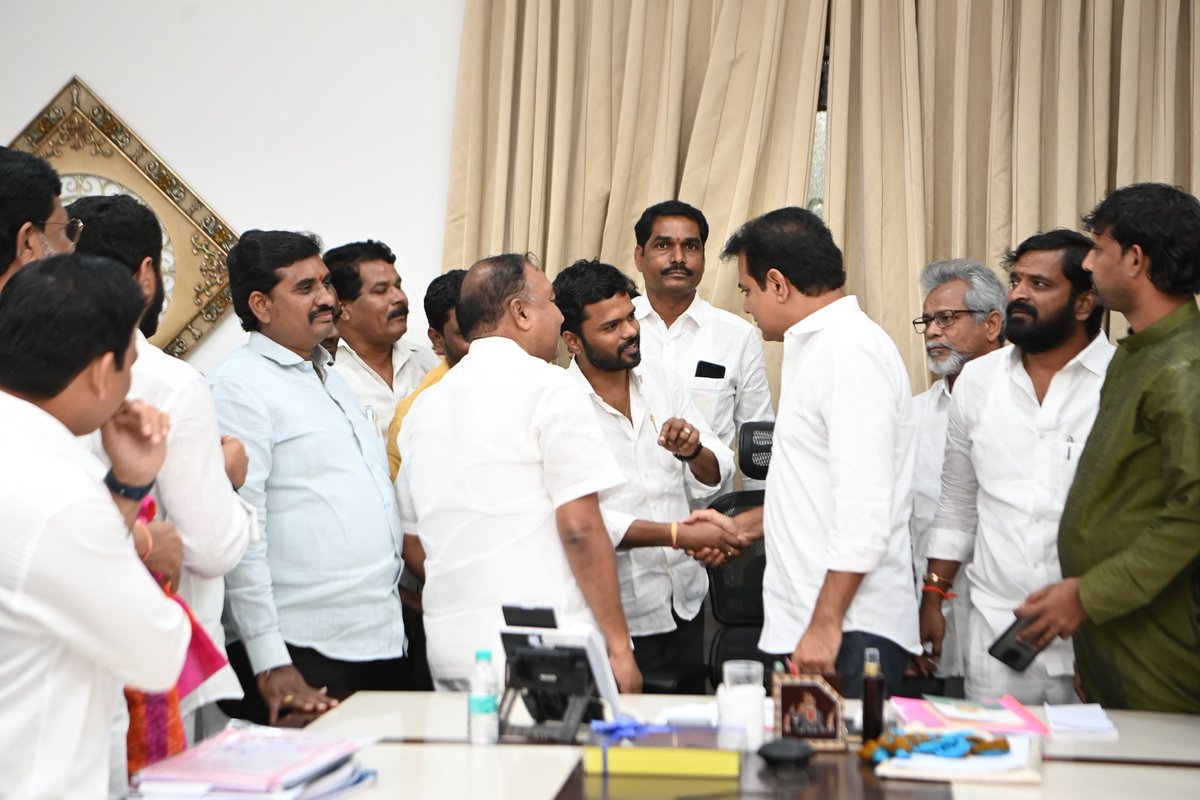 SundeepMakthala's tweet photo. కుల, మతాలకు అతీతం ఉద్యమ బంధం

"15ఏండ్ల (ఐటీ) ఉద్యమ బంధం... కానీ సందీప్ మఖ్తల ముదిరాజ్ అన్న విషయం నాకు తెలీదు": @KTRTRS

అనుకోకుండా ముదిరాజ్ సంఘ పెద్దలు మరియు కేటీఆర్ అన్న ఒకేసారి కలిసిన సందర్భంలో... https://t.co/O0ObNUmdxG
