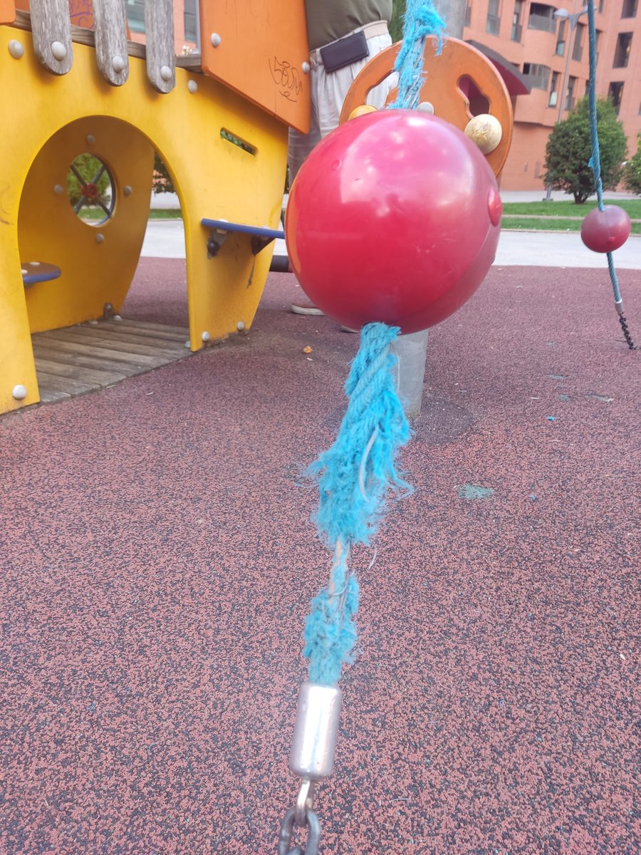 nachogomez87's tweet photo. @danidelarosa @joseramonvalle3 @Aytoburgos El estado en general de los parques infantiles de la zona es bastante malo, el mantenimiento es poner cinta americana si hay suerte, y de la limpieza pues las imágenes hablan por sí mismas, más allá de la poca educación de algún ciudadano... https://t.co/kTt44BK1Vx
