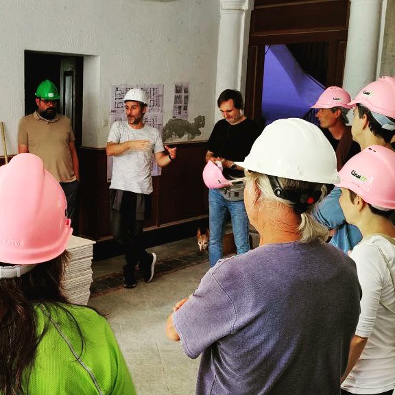 CanCarner's tweet photo. Avui rebem la gent del @fiarecattransversal amb l'acompanyament de @somhabitat i estrenant els cascs de @clau21bio .
#CanCarner #ArrelemCanCarner #cooperativaintergeneracional #cooperativadhabitatge #CastellarDelVallès #comelVallèsNoHiHaRes https://t.co/4eOi4VPsJV