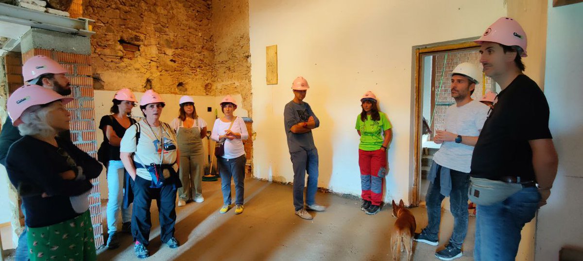 CanCarner's tweet photo. Avui rebem la gent del @fiarecattransversal amb l'acompanyament de @somhabitat i estrenant els cascs de @clau21bio .
#CanCarner #ArrelemCanCarner #cooperativaintergeneracional #cooperativadhabitatge #CastellarDelVallès #comelVallèsNoHiHaRes https://t.co/4eOi4VPsJV