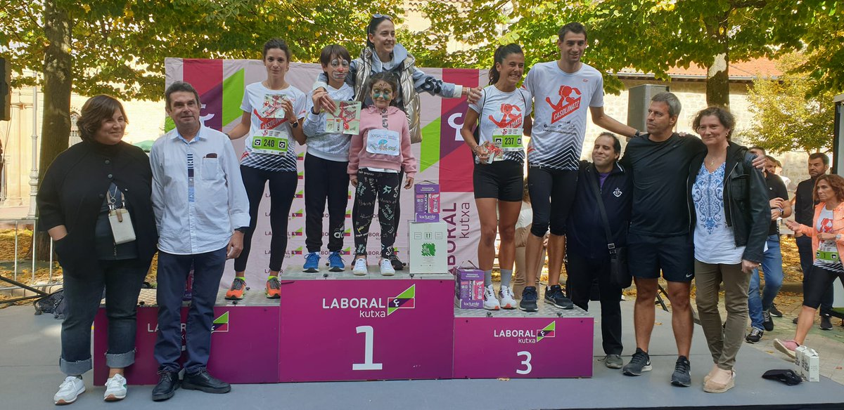 casolinavarra's tweet photo. ‼️#CASOLINA2022‼️ 🏃♂️🏃♀️
🏅🏅🏅 Entrega de galardones a los ganadores y ganadoras, por parte de autoridades y patrocinadores: @LABORALkutxa + @Leche_Lacturale + @RenovenV + @CONSERVASALMAN1. ¡¡Enhorabuena!! Zorionak!!
#MásQueUnSprint #Casolina2022 #CorreConCorazón - @anfasnavarra https://t.co/5kX7B2DdXj