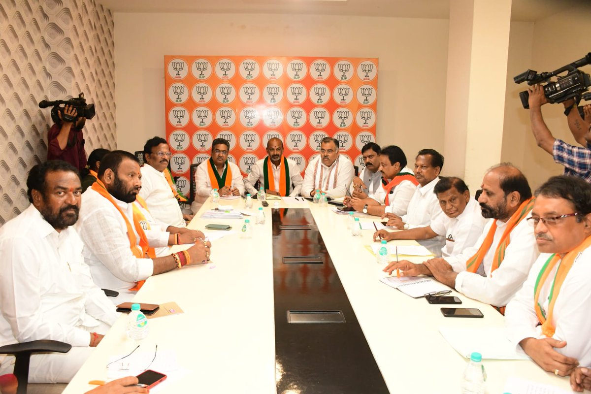 KunaSrisailam's tweet photo. నాంపల్లి రాష్ట్ర పార్టీ కార్యాలయంలో @bandisanjay_bjp గారి అధ్యక్షతన జరిగిన ఎస్సి,ఎస్టీ అసెంబ్లీ నియోజకవర్గాల సమీక్ష సమావేశంలో పాల్గొని @sunilbansalbjp @tarunchughbjp గారికి ఎస్సి,ఎస్టీ నియోజకవర్గాలలో పార్టీ పరిస్థితి, పార్టీ బలోపేతానికి తీసుకోవాల్సిన చర్యలపై వివరించడం జరిగింది. https://t.co/nbBRdfNzZ0