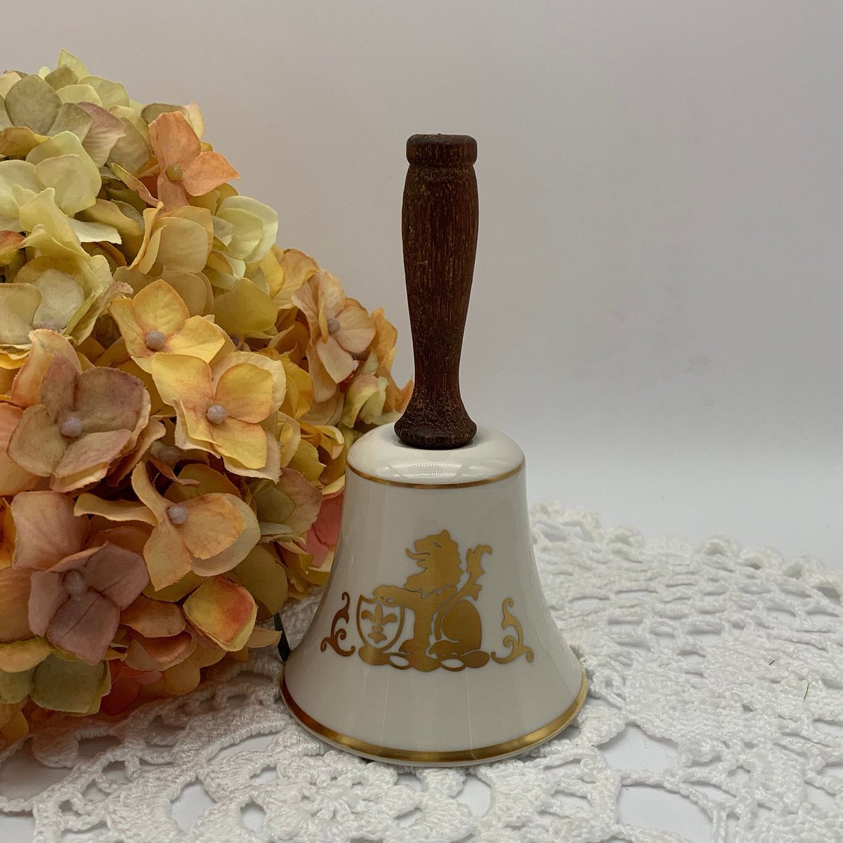 LilyDogAntiques's tweet photo. Excited to share this item from my #etsy shop: Vintage Porcelain Collectors Bell, Pickard Bone China with Lion and Shield for Danbury Mint "Great Porcelain Houses of the World" Bell #bellforcollectors #porcelainbell #bellcollection #danburymintbell https://t.co/KQ869HAiui https://t.co/IpeyHd1WQA