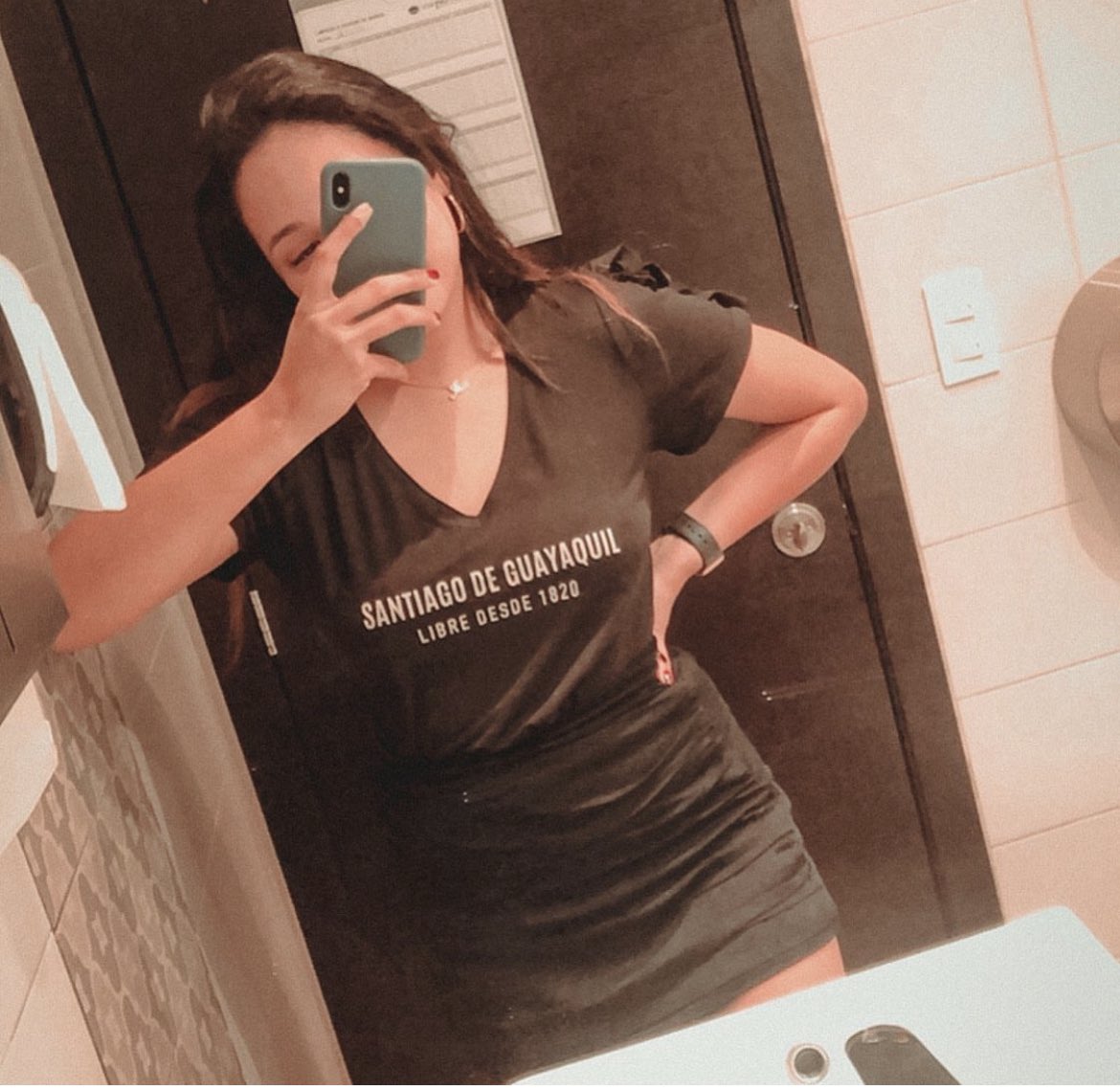 Juzzpincay's tweet photo. Te amo y te odio, Republiquita💙 #9deoct «yo tengo pintada en la piel la lágrima de esta ciudad» #GuayaquilIndependiente https://t.co/QKK9EZudow